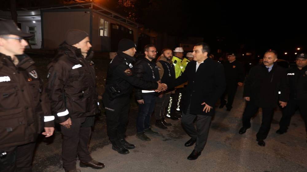 Burdur Valisi Öksüz yılbaşında görevli personeli ziyaret etti
