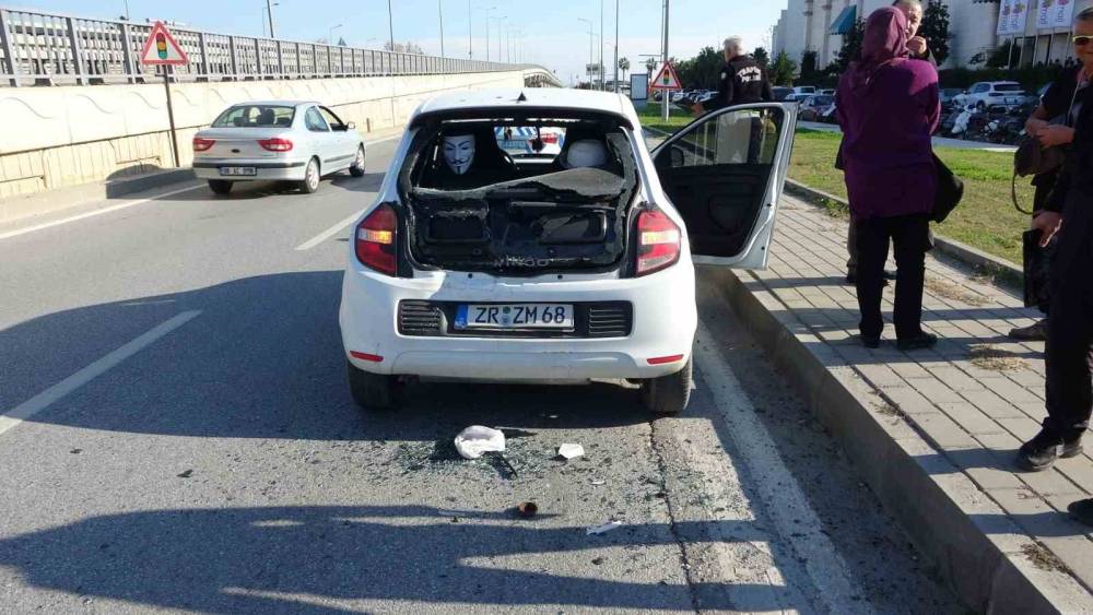 Alman uyruklu sürücünün aracına arkadan çarpıp kaçtı, olay yerinde telefonunu düşürdü
