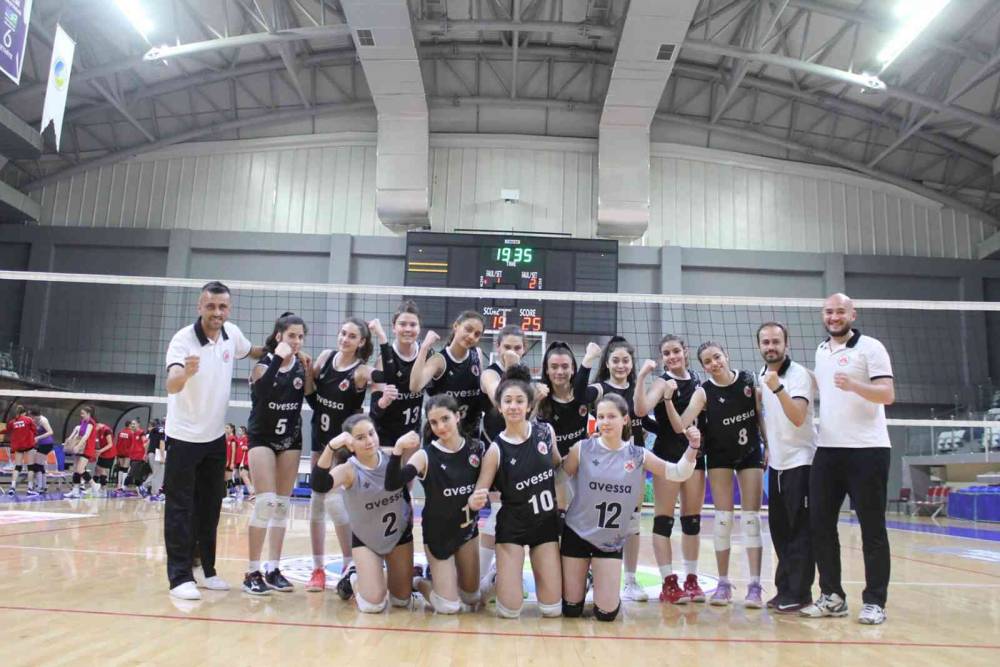 Döşemealtı’nın kızları Türkiye Şampiyonasına katılmaya hak kazandı
