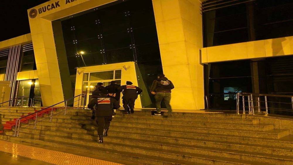 Burdur’da jandarma ekiplerinin asayiş uygulamalarında yakalanan 2 şahıs tutuklandı
