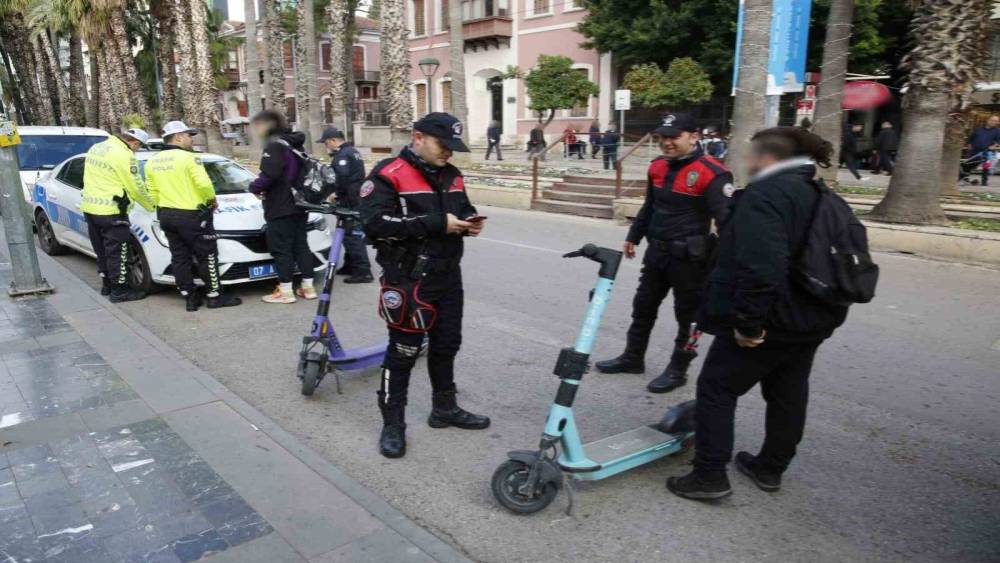Antalya’da eş zamanlı elektrikli scooter denetimi: 210 sürücüye ceza, 155 scooter trafikten men
