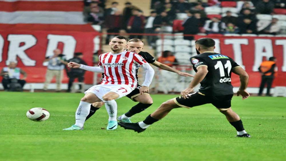 Trendyol Süper Lig: Antalyaspor: 0 - Corendon Alanyaspor: 0 (İlk yarı)
