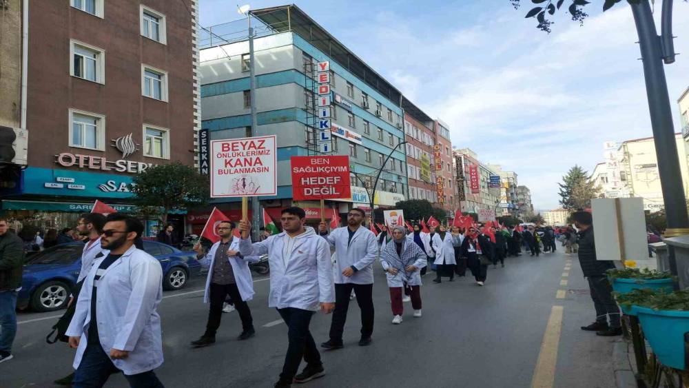 Isparta’da sağlık çalışanlarından Filistin için sessiz yürüyüş
