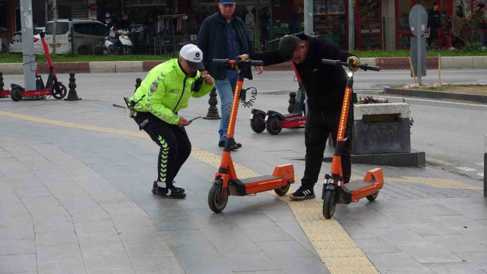 Gelişigüzel bırakılan scooterlar toplandı, 690 TL ceza uygulandı
