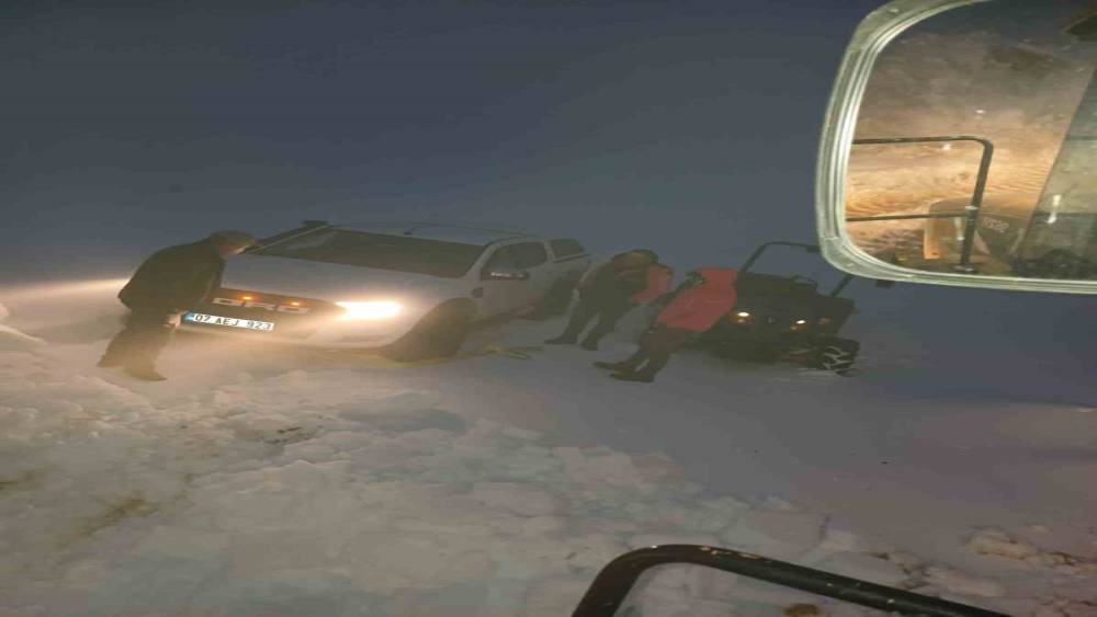 Karda mahsur kalanları Büyükşehir ekipleri kurtardı
