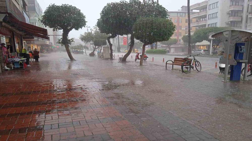 Alanya’da sağanak yağış etkili oldu
