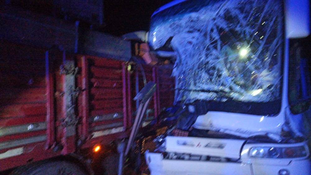 Burdur’da yolcu otobüsü kamyon ile çarpıştı: 2 yaralı
