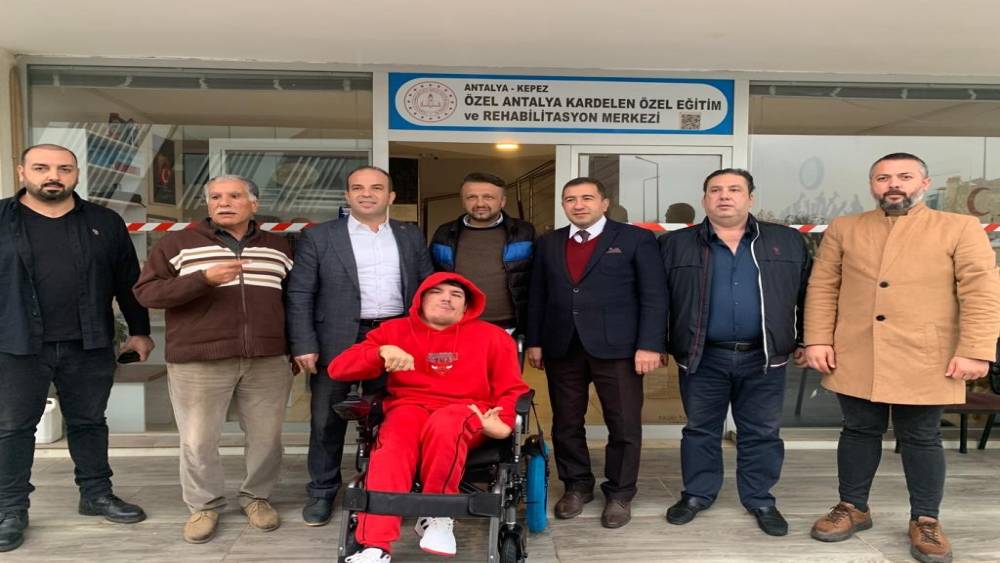 AK Parti akülü tekerlekli sandalye talebinde bulunan engelli gencin isteğini yerine getirdi
