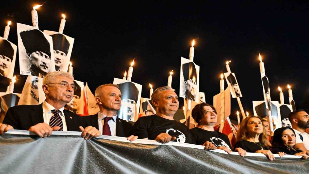 Muratpaşa’da binler Ata’ya Saygı yürüyüşünde bir araya geldi
