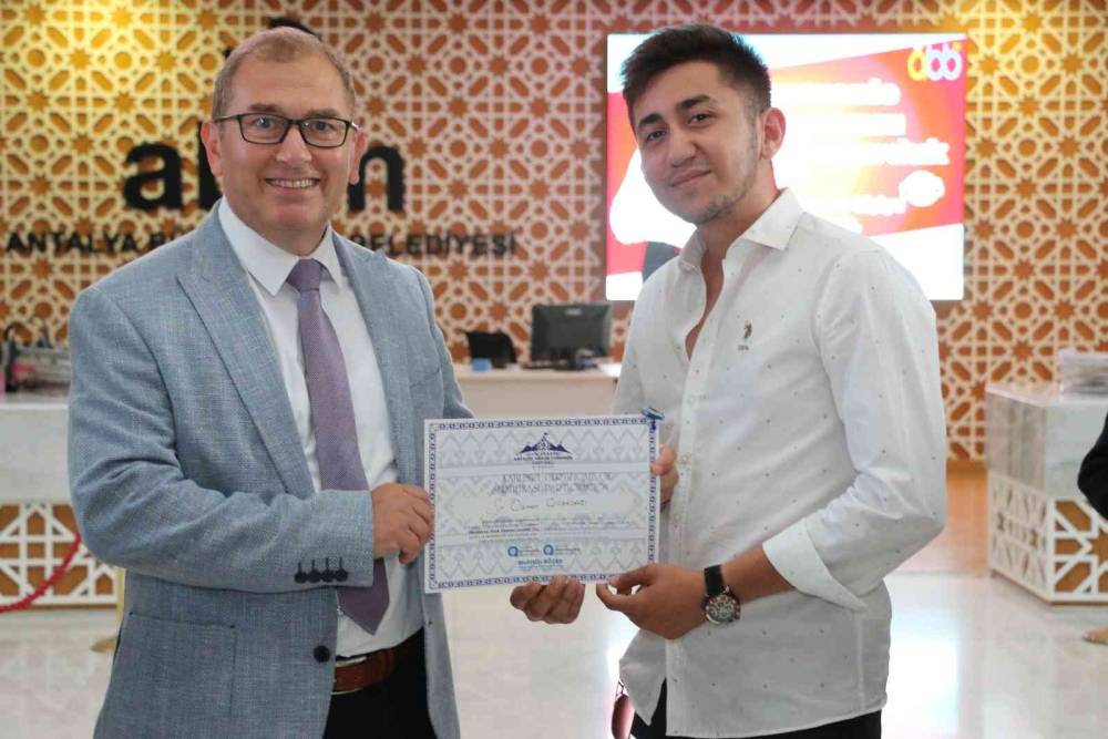 Genç Antalya gönüllüleri sertifikalarını aldı
