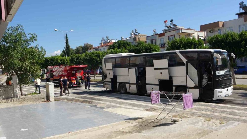 Antalya’da hareket halindeki otobüs yandı, yangın tüpünü ve çeşme hortumunu alan otobüse koştu
