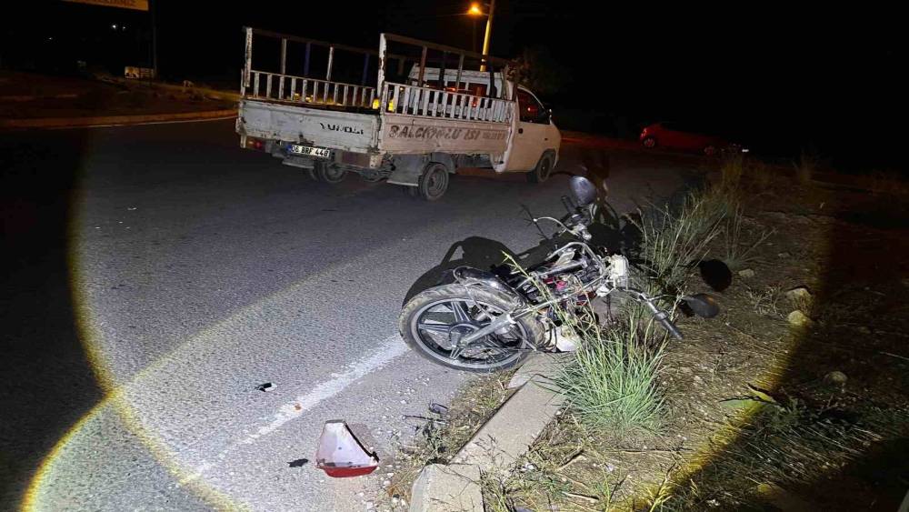 Kamyonet ile motosiklet çarpıştı: 2 yaralı
