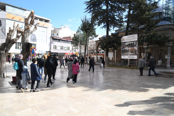 Mimar Sinan Camii çevresi ve meydan traverten doğal taş ile kaplandı