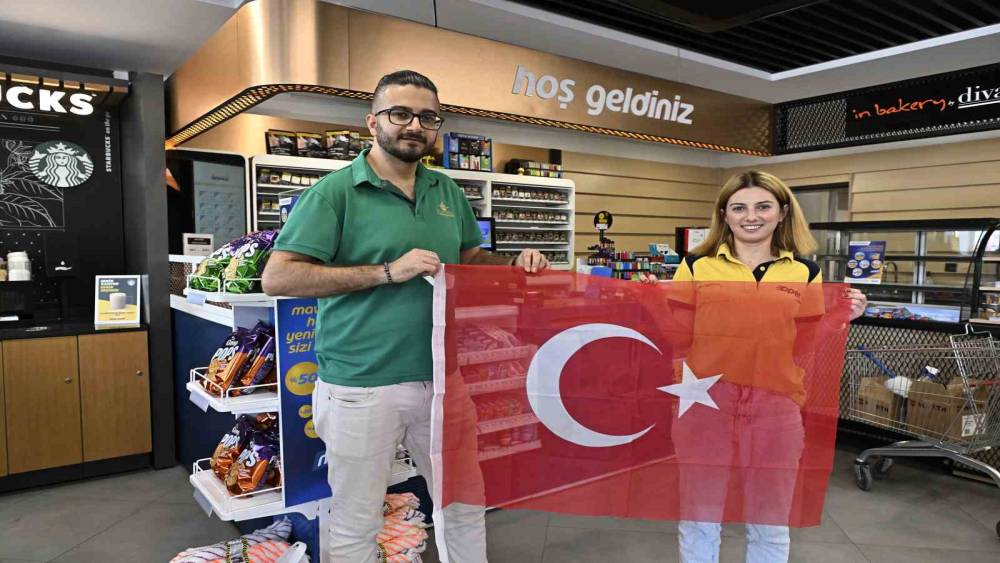 Antalya’da esnafa 15 bin ay yıldızlı bayrak
