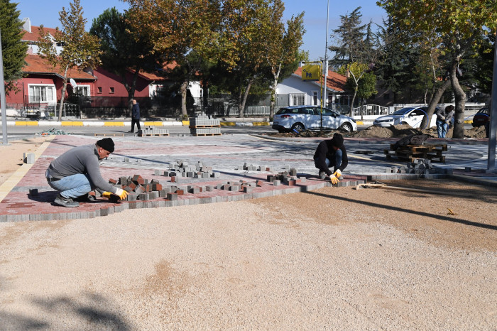Halife Sultan Mahallesi Meydanlığı ve oyun parkı yenilendi