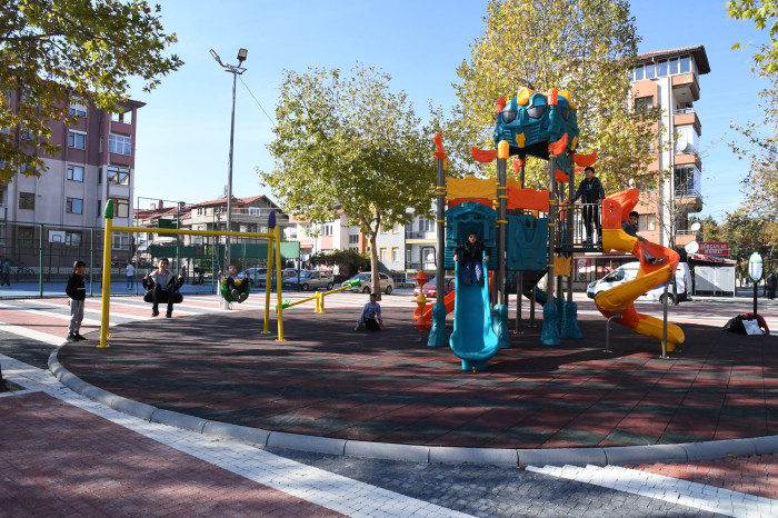 Halife Sultan Mahallesi Meydanlığı ve oyun parkı yenilendi