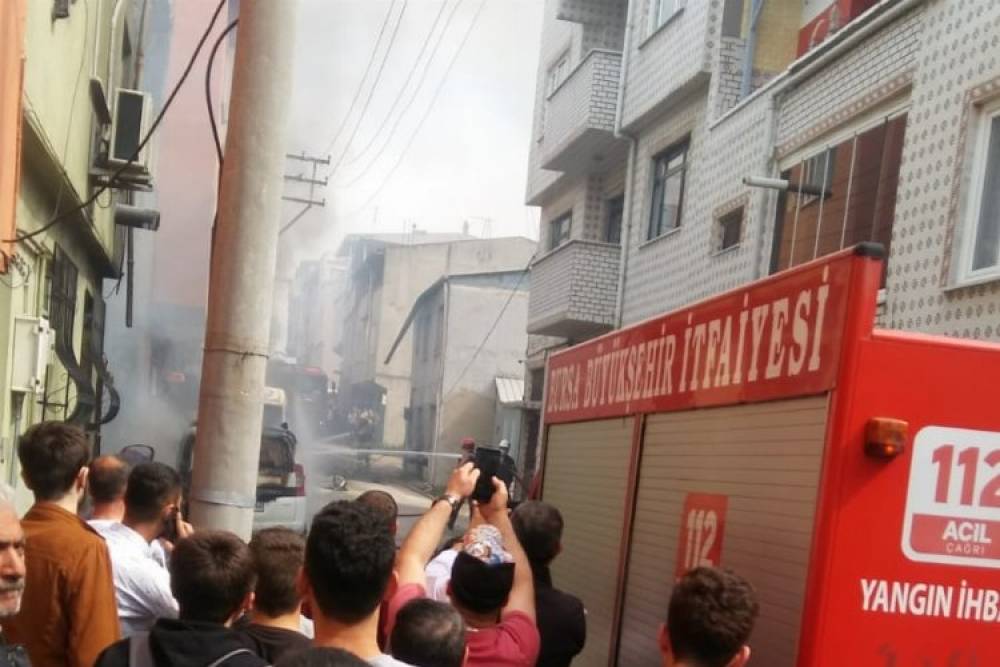 Bursa'da evlerin arasına eğitim uçağı düştü! 2 ölü