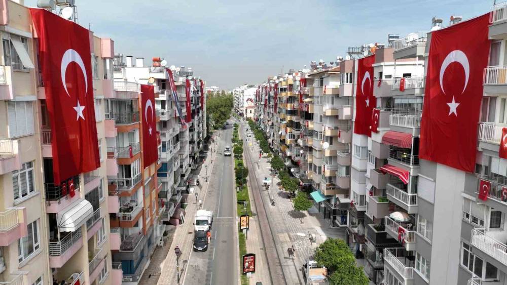 Antalya caddeleri kırmızı beyaza büründü
