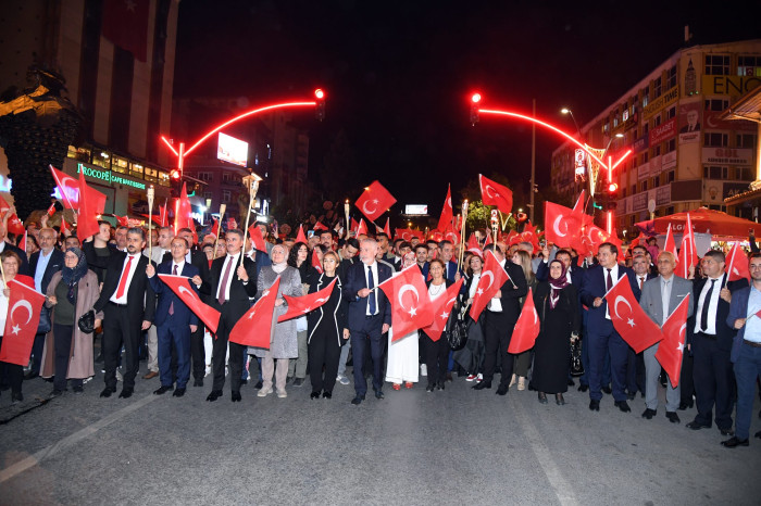 Isparta’da Unutulmaz Kutlama! Cumhuriyet Coşkusu Sokaklarda !