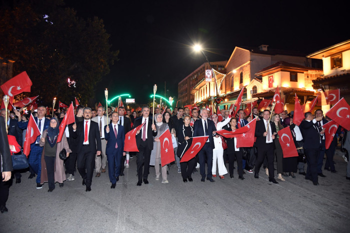 Isparta’da Unutulmaz Kutlama! Cumhuriyet Coşkusu Sokaklarda !