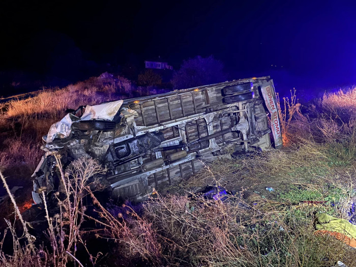 Şarkikaraağaç’da korkunç kaza : Kamyonet ile otomobil çarpıştı 5 ölü, 1 yaralı