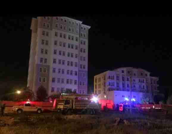 Burdur’da 10 katlı binanın çatısında intihar girişimi
