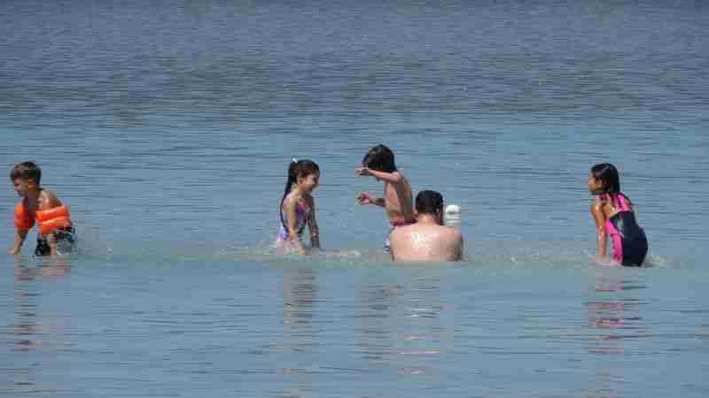 Salda Gölü’nde bayram tatili yoğunluğu
