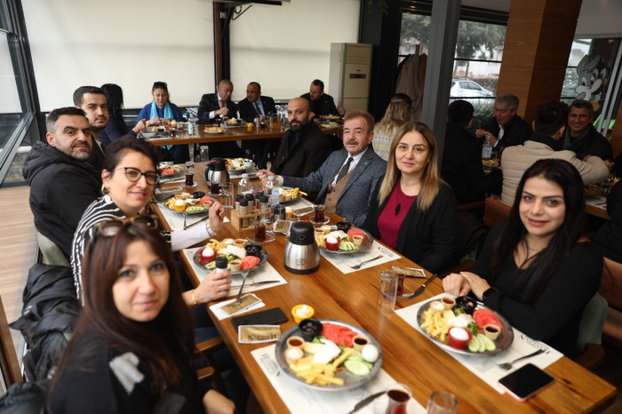 Başkan adayı Tural, gazetecilerle kahvaltıda buluştu