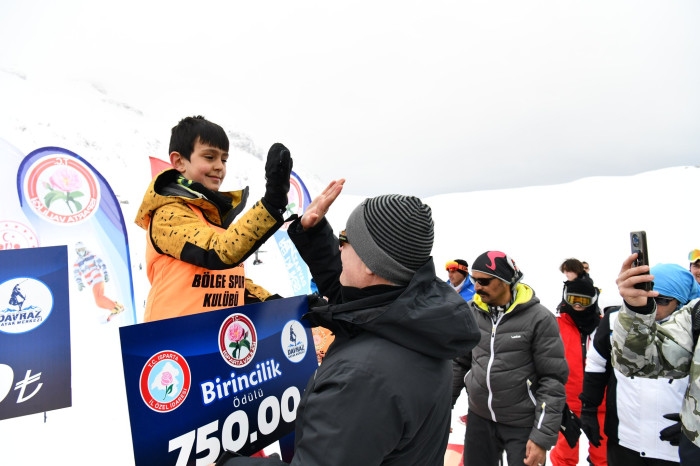 Valilik Kupası Alp Disiplini Kayak ve Snowboard yarışları Davraz’da gerçekleşti