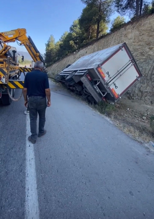 Isparta Antalya karayolunda kamyonete arkadan çarptı