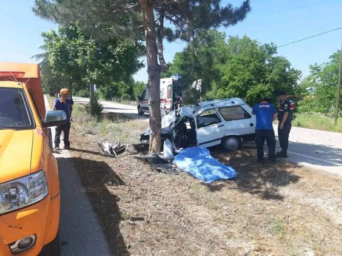 Atabey yolunda feci kaza Otomobil ağaca çarptı