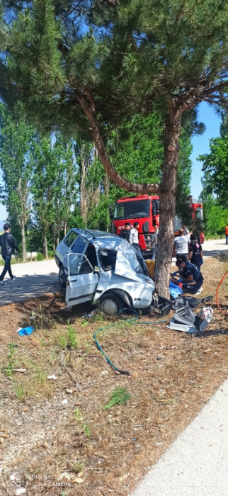 Atabey yolunda feci kaza Otomobil ağaca çarptı
