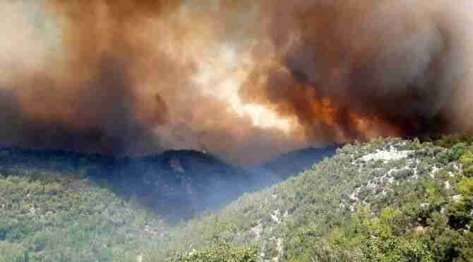 Isparta Çandır tabiat parkı yakınlarında orman yangını