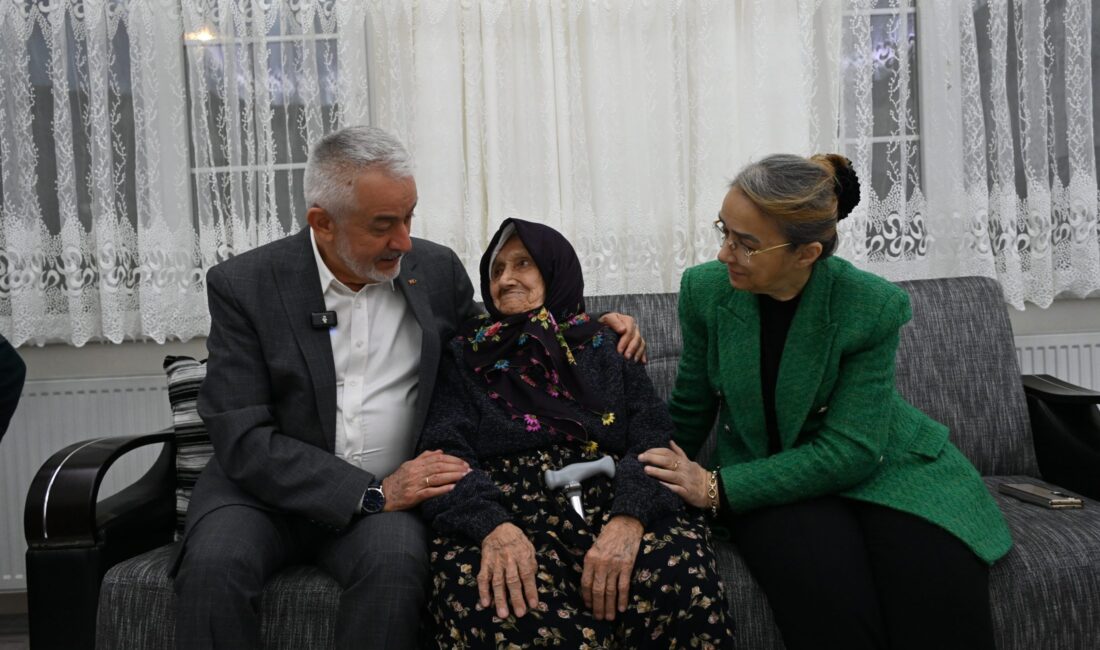 Isparta Belediye Başkanı Şükrü Başdeğirmen, eşi Şadiye Başdeğirmen ile birlikte,