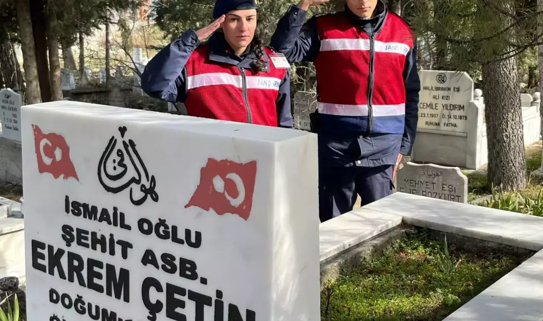 Isparta’nın Eğirdir ilçesinde Jandarma Komutanlığı personelleri şehit mezarlarını ziyaret ederek