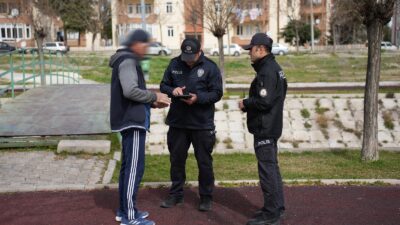 Isparta Emniyet Müdürlüğü’ne bağlı ekipler, okul çevrelerinde şok asayiş uygulaması