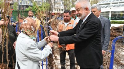 Isparta Belediyesi, ‘Fidanlar Bizden Meyveler Sizden’ etkinliği kapsamında son 3