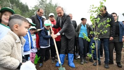 Milas Millet Bahçesi'nde düzenlenen fidan dikme etkinliğine katılan Vali Abdullah