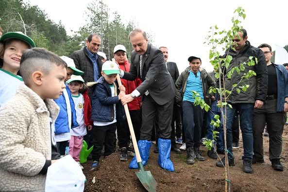 Milas Millet Bahçesi'nde düzenlenen fidan dikme etkinliğine katılan Vali Abdullah