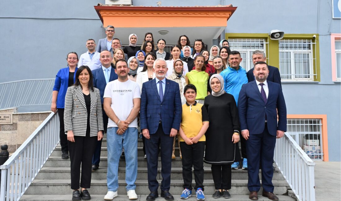 Isparta Belediye Başkanı Şükrü Başdeğirmen, Mustafa Şener Ortaokulu 5/A sınıfı