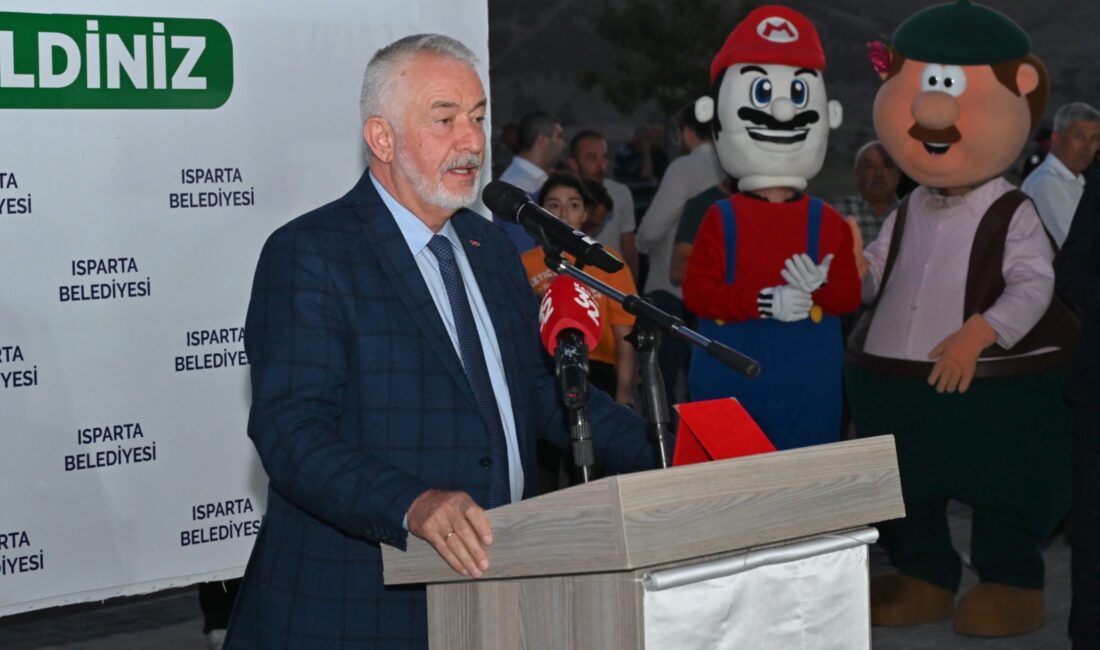 Isparta Belediye Başkanı Şükrü Başdeğirmen, Akkent Mahallesi’ne verdiği kapalı pazaryeri