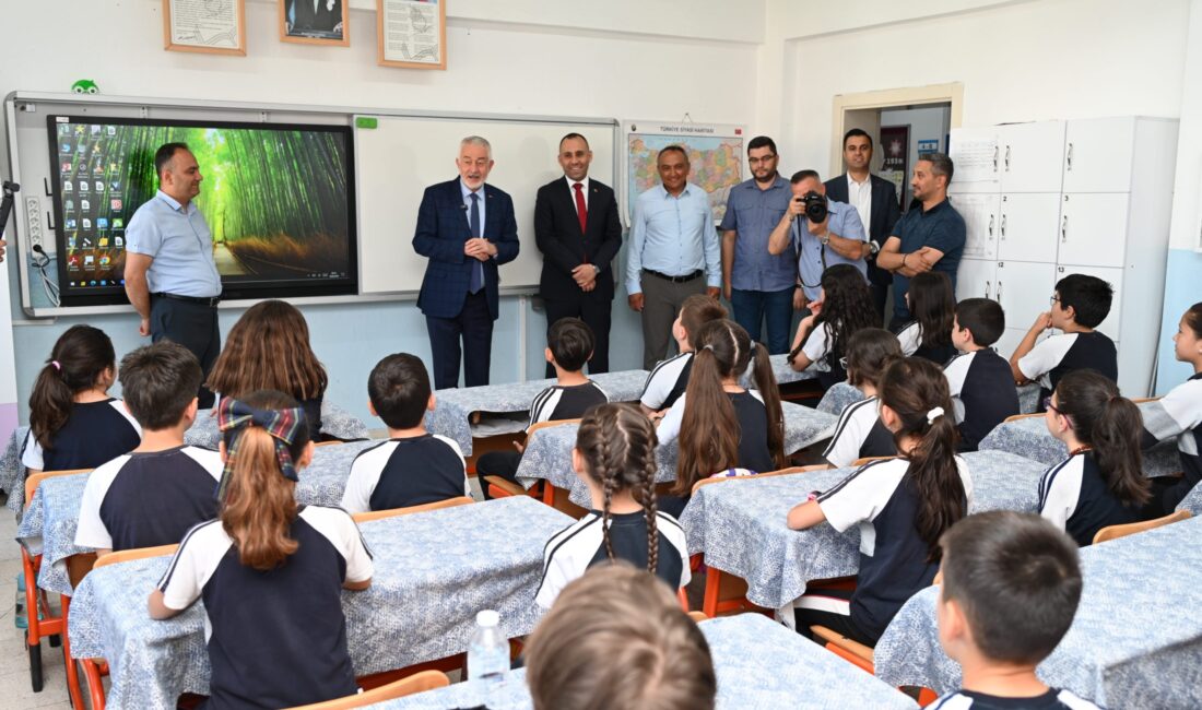 Isparta Belediye Başkanı Şükrü Başdeğirmen, öğrencilerin daveti üzerine Naşide Halil