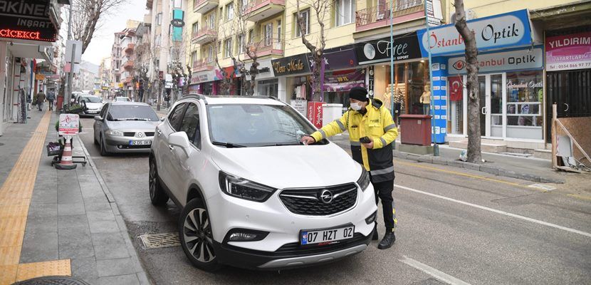 Isparta Belediyesi tarafından işletmesi yapılan cadde otoparklarından vatandaşlar arife günü